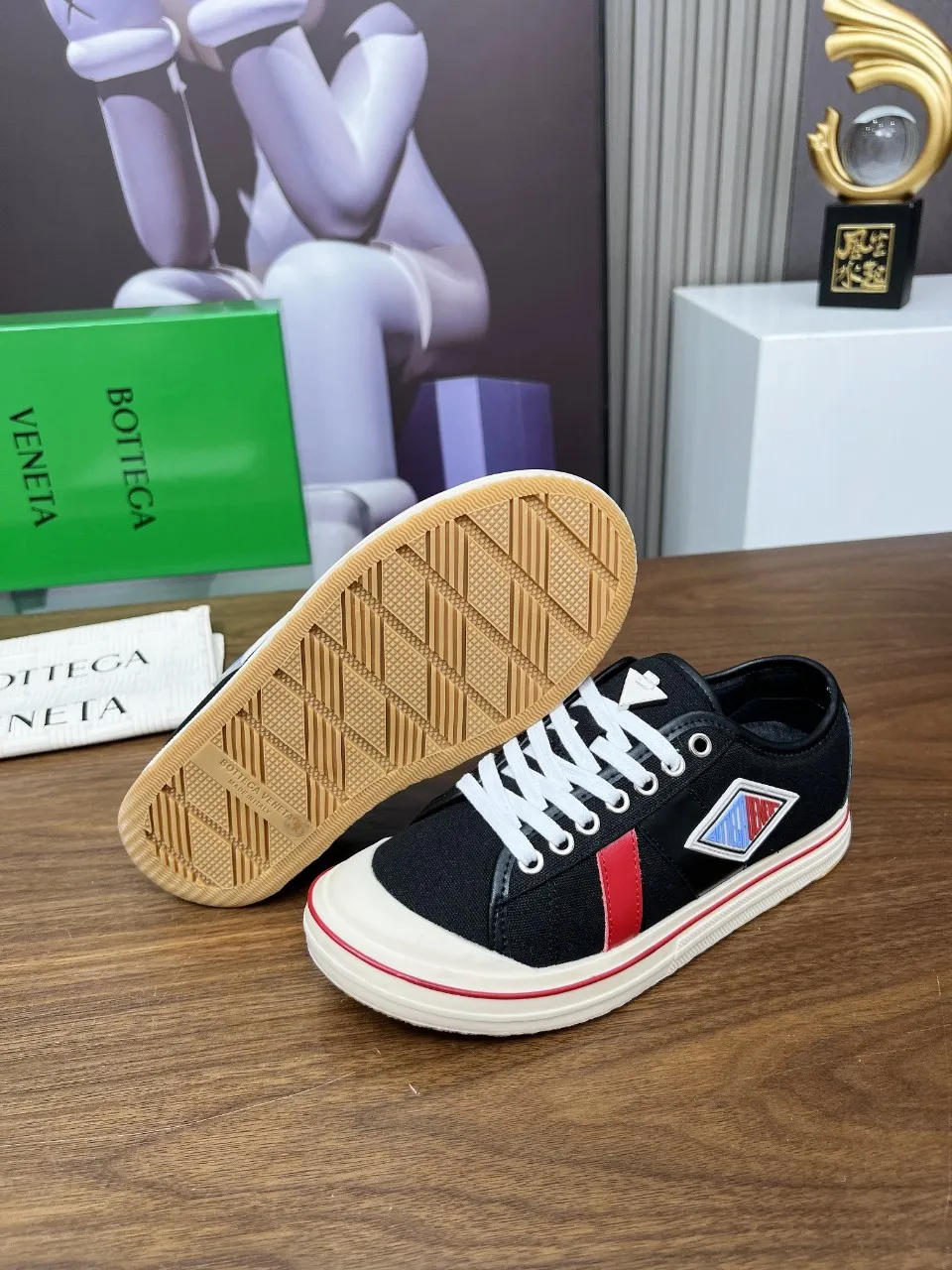 Men's men's shoes 💰500💰 Bottega Veneta BV's latest Eliot series retro basketball shoes casual sports canvas shoes will become gods once it is launched‼ ️ Inspired by retro basketball sneakers, the color combination highlights youthful vitality and perfectly interprets the theme of youth and childlike innocence. The details are also very particular. The summer canvas brings excellent durability and comfort. Designs such as calfskin trim, rubber toe caps and hand-painted retro red lines are full of retro feel. The round toe and convex sole add a modern feel and are suitable for various styles. Easily create a fashionable atmosphere. The upper foot is the focus...can be worn as a couple's shoes...The red lines on each shoe edge are hand-painted, which adds more taste and attitude! ✦Fabric: Original customized high-density canvas + cowhide ✦Inner: original customized breathable canvas ✦Insole: movable latex cowhide insole ✦Sole: original molded non-slip and wear-resistant TPU material ✦Sole thickness: 3cm, low-profile, single shoe ✦Number of sizes: female size 35--40, female 40 is customized and non-returnable❕ ✦Number: male size 39--45, male 45 is customized and non-returnable❗️